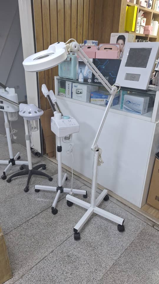 چراغ لوپ ذره بینی ایستاده با پایه چرخدار - Image 2